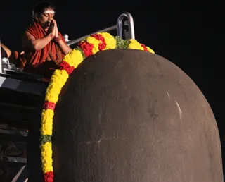 https://nithyananda.org/sites/default/files/photo-gallery/2014-12dec-01st-nithyananda-diary_IMG_9784_bidadi-rudrabisekam.JPG?1417438609