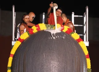 https://nithyananda.org/sites/default/files/photo-gallery/2014-12dec-01st-nithyananda-diary_IMG_9819_bidadi-rudrabisekam.JPG?1417438629