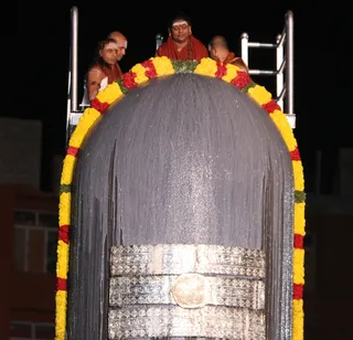 https://nithyananda.org/sites/default/files/photo-gallery/2014-12dec-01st-nithyananda-diary_IMG_9835_bidadi-rudrabisekam.JPG?1417438647