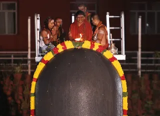 https://nithyananda.org/sites/default/files/photo-gallery/2014-12dec-01st-nithyananda-diary_IMG_9877_bidadi-rudrabisekam.JPG?1417438673