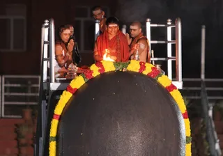 https://nithyananda.org/sites/default/files/photo-gallery/2014-12dec-01st-nithyananda-diary_IMG_9889_bidadi-rudrabisekam.JPG?1417438684