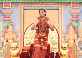 https://nithyananda.org/sites/default/files/photo-gallery/2014-12dec-01st-nithyananda-diary_IMG_9968_bidadi-swamiji-blessing.JPG?1417438800