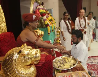 https://nithyananda.org/sites/default/files/photo-gallery/2014-12dec-03rd-nithyananda-diary_IMG_9845_bidadi-kalpataru-darshan.JPG?1417700979