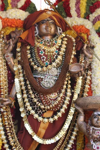 https://nithyananda.org/sites/default/files/photo-gallery/2014-12dec-03rd-nithyananda-diary_IMG_9899_bidadi-biksha-vandanam.JPG?1417702094