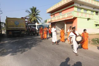 https://nithyananda.org/sites/default/files/photo-gallery/2014-12dec-03rd-nithyananda-diary_IMG_9983_bidadi-biksha-vandanam.JPG?1417702161