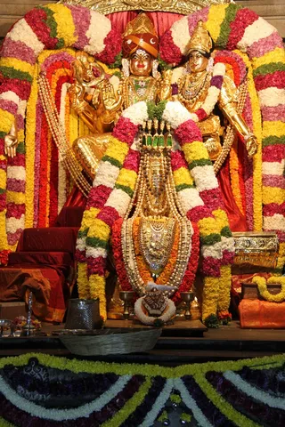 http://nithyananda.org/sites/default/files/photo-gallery/2014-12dec-05th-nithyananda-diary_IMG_0083_bidadi-barani-deepam.JPG