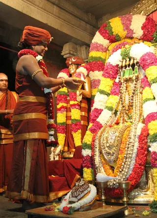 http://nithyananda.org/sites/default/files/photo-gallery/2014-12dec-05th-nithyananda-diary_IMG_0236_bidadi-barani-deepam.JPG