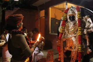 http://nithyananda.org/sites/default/files/photo-gallery/2014-12dec-05th-nithyananda-diary_IMG_0615_bidadi-karthjgai-deepam_0.JPG