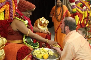 http://nithyananda.org/sites/default/files/photo-gallery/2014-12dec-05th-nithyananda-diary_IMG_0988_bidadi-kalpataru-darshan_0.JPG