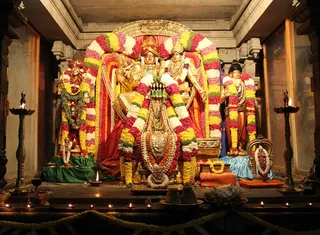 http://nithyananda.org/sites/default/files/photo-gallery/2014-12dec-05th-nithyananda-diary_IMG_1175_bidadi-karthigai-deepam_0.JPG