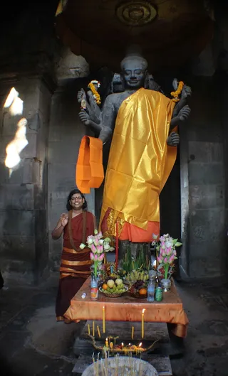 https://nithyananda.org/sites/default/files/photo-gallery/2014-12dec-07th-nithyananda-diary_batch_IMG_0956_cambodia-ankorwat-baloon-visit-swamiji.jpg?1418001126