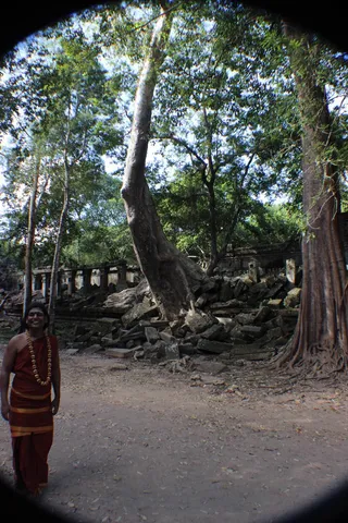 https://nithyananda.org/sites/default/files/photo-gallery/2014-12dec-08th-nithyananda-diary_IMG_0026_cambodia-ankorwat-temple-visit-swamiji.jpg?1418117550