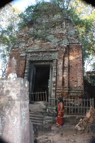 https://nithyananda.org/sites/default/files/photo-gallery/2014-12dec-08th-nithyananda-diary_IMG_0316_cambodia-ankorwat-temple-visit-swamiji.jpg?1418117602