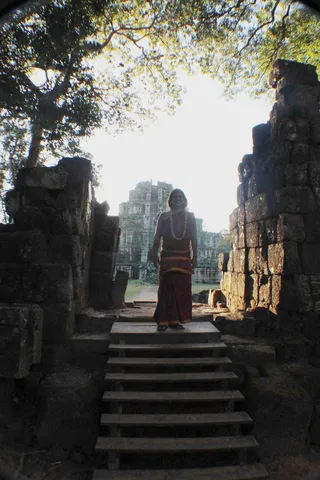 https://nithyananda.org/sites/default/files/photo-gallery/2014-12dec-08th-nithyananda-diary_IMG_0349_cambodia-ankorwat-temple-visit-swamiji.jpg?1418117608