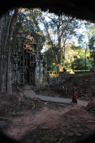 https://nithyananda.org/sites/default/files/photo-gallery/2014-12dec-08th-nithyananda-diary_IMG_0391_cambodia-ankorwat-temple-visit-swamiji_0.jpg?1418117613