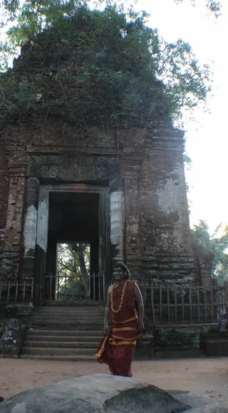 https://nithyananda.org/sites/default/files/photo-gallery/2014-12dec-08th-nithyananda-diary_IMG_0408_cambodia-ankorwat-temple-visit-swamiji.jpg?1418117644