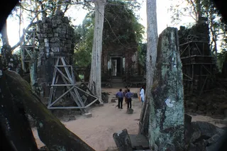 https://nithyananda.org/sites/default/files/photo-gallery/2014-12dec-08th-nithyananda-diary_IMG_0410_cambodia-ankorwat-temple-visit-swamiji.jpg?1418117650