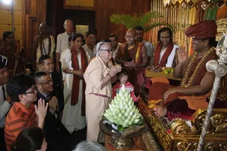 https://nithyananda.org/sites/default/files/photo-gallery/2014-12dec-14th-nithyananda-diary_IMG_4075_cambodia-kalpataru-darshan-swamiji.JPG?1421315623