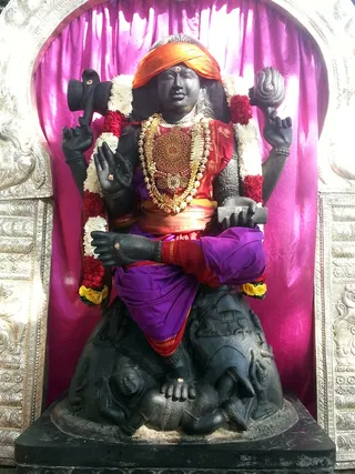 https://nithyananda.org/sites/default/files/photo-gallery/2014-12dec-16th-nithyananda-diary_IMG_20141216_094653_bidadi-temple-dakshinamoorthi.jpg?1418810966
