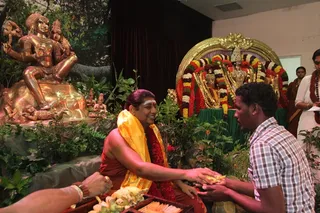 http://nithyananda.org/sites/default/files/photo-gallery/2015-01jan-04th-nithyananda-diary_IMG_2488_bidadi-satsang-kalpataru-darshan.JPG