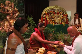 http://nithyananda.org/sites/default/files/photo-gallery/2015-01jan-04th-nithyananda-diary_IMG_2495_bidadi-satsang-kalpataru-darshan.JPG