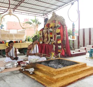 http://nithyananda.org/sites/default/files/photo-gallery/2015-01jan-06th-nithyananda-satsang_IMG_3377_bidadi-temple-rudrahoma.JPG