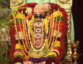 http://nithyananda.org/sites/default/files/photo-gallery/2015-01jan-09th-nithyananda-diary_IMG_3718_bidadi-utsavamoorthi-devi-meenakshi-pandiyan-pearl-crown.JPG
