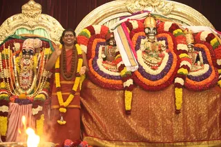 http://nithyananda.org/sites/default/files/photo-gallery/2015-01jan-09th-nithyananda-diary_IMG_4078_bidadi-swamiji-standing-blessing-devi-meenakshi-nithyanandeshwara-nithyanandeshwari-swami-nithyananda_0.JPG