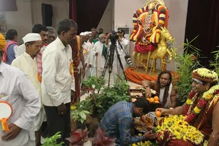 http://nithyananda.org/sites/default/files/photo-gallery/2015-01jan-10th-nithyananda-diary_IMG_4020_bidadi-swamiji-kalpataru-darshan.JPG