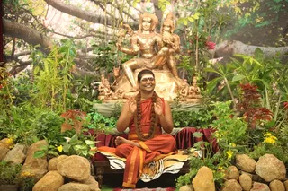 http://nithyananda.org/sites/default/files/photo-gallery/2015-01jan-10th-nithyananda-diary_IMG_4124_bidadi-swamiji-sitting-blessing.JPG