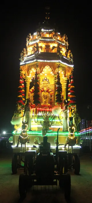 http://nithyananda.org/sites/default/files/photo-gallery/2015-01jan-10th-nithyananda-diary_IMG_4149_bidadi-rathotsavam-chariot-procession.JPG