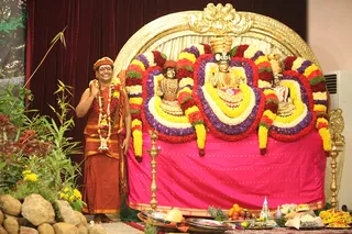 http://nithyananda.org/sites/default/files/photo-gallery/2015-01jan-10th-nithyananda-diary_IMG_4243_bidadi-swamiji-standing-blessing.JPG