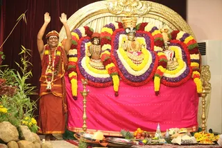 http://nithyananda.org/sites/default/files/photo-gallery/2015-01jan-10th-nithyananda-diary_IMG_4247_bidadi-swamiji-standing-blessing.JPG