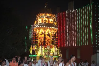 http://nithyananda.org/sites/default/files/photo-gallery/2015-01jan-10th-nithyananda-diary_IMG_4280_bidadi-rathotsavam-chariot-procession.JPG