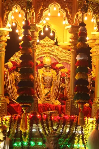 http://nithyananda.org/sites/default/files/photo-gallery/2015-01jan-10th-nithyananda-diary_IMG_4300_bidadi-rathotsavam-chariot-procession.JPG