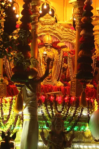 http://nithyananda.org/sites/default/files/photo-gallery/2015-01jan-10th-nithyananda-diary_IMG_4302_bidadi-rathotsavam-chariot-procession.JPG