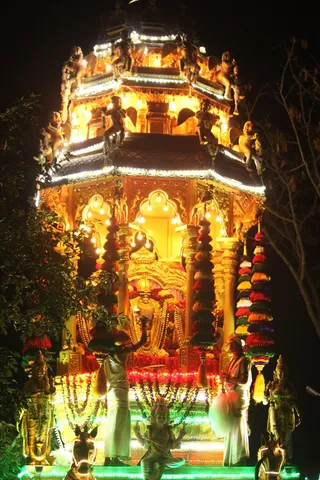 http://nithyananda.org/sites/default/files/photo-gallery/2015-01jan-10th-nithyananda-diary_IMG_4303_bidadi-rathotsavam-chariot-procession.JPG