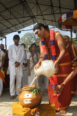 http://nithyananda.org/sites/default/files/photo-gallery/2015-01jan-15th-nithyananda-diary_IMG_8732_bidadi-pongal-celebration.JPG