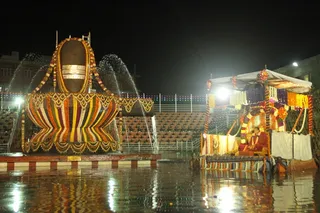 http://nithyananda.org/sites/default/files/photo-gallery/2015-01jan-16th-nithyananda-diary_IMG_9409_bidadi-vaidhyasarovar-theppal.JPG