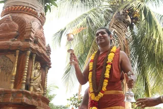 http://nithyananda.org/sites/default/files/photo-gallery/2015-01jan-18th-nithyananda-diary_IMG_9632_bidadi-temple-dwajarohanam-flag-hoisting-swamiji.JPG