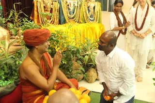 http://nithyananda.org/sites/default/files/photo-gallery/2015-01jan-25th-nithyananda-diary_IMG_0683_bidadi-kalpataru-darshan-swamiji.JPG