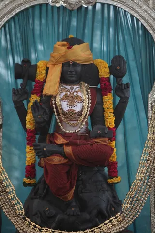 http://nithyananda.org/sites/default/files/photo-gallery/2015-01jan-28th-nithyananda-diary_IMG_2106_bidadi-temple-dakshinamoorthi_0.JPG