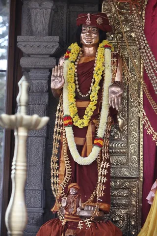 http://nithyananda.org/sites/default/files/photo-gallery/2015-02feb-04th-nithyananda-diary_IMG_4117_bidadi-swamiji%20murthy.JPG