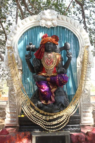 http://nithyananda.org/sites/default/files/photo-gallery/2015-02feb-14th-nithyananda-diary_IMG_6294_bidadi-temple-dakshinamoorthi.JPG