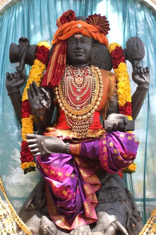 http://nithyananda.org/sites/default/files/photo-gallery/2015-02feb-14th-nithyananda-diary_IMG_6327_bidadi-temple-dakshinamoorthi.JPG