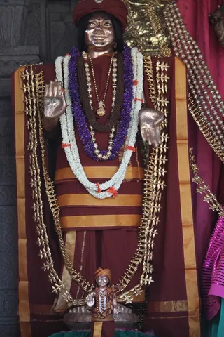 http://nithyananda.org/sites/default/files/photo-gallery/2015-03mar-10th-nithyananda-diary_IMG_4006_bidadi-temple-swamiji%20statue.JPG
