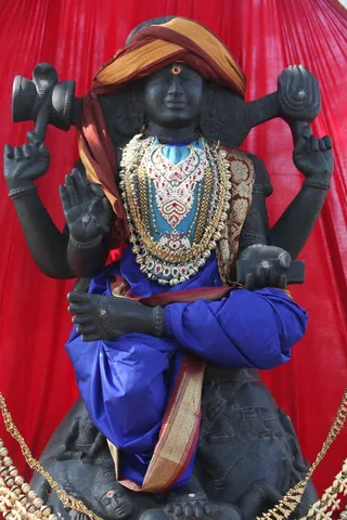 http://nithyananda.org/sites/default/files/photo-gallery/2015-03mar-10th-nithyananda-diary_IMG_4032_bidadi-temple-dhakshinamoorthy.JPG