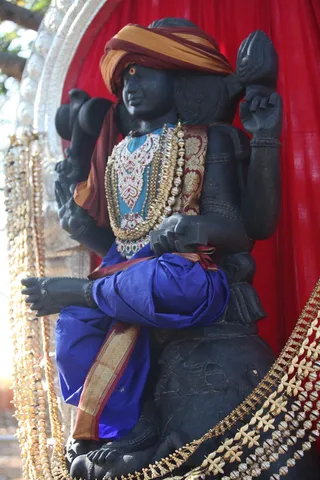 http://nithyananda.org/sites/default/files/photo-gallery/2015-03mar-10th-nithyananda-diary_IMG_4093_bidadi-temple-dhakshinamoorthy.JPG