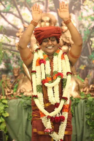http://nithyananda.org/sites/default/files/photo-gallery/2015-03mar-22nd-nithyananda-diary_IMG_5470_bidadi-standing-blessing-swamiji.JPG
