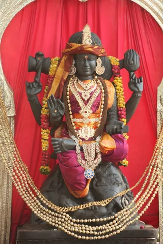 http://nithyananda.org/sites/default/files/photo-gallery/2015-03mar-23rd-nithyananda-diary_IMG_5855_bidadi-temple-lord-dakshinamurthy.JPG